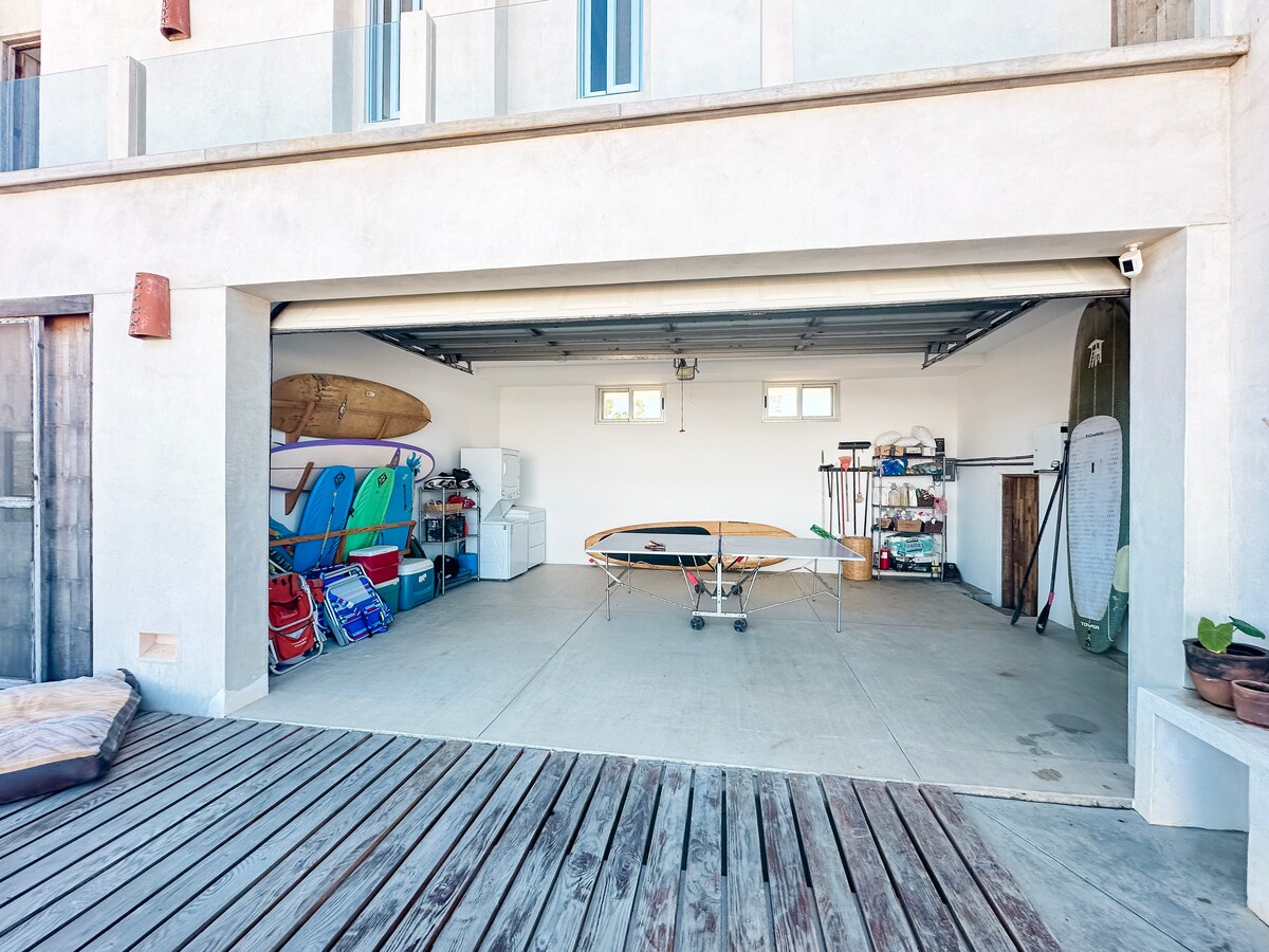 Open game room with a ping pong table and beach equipment